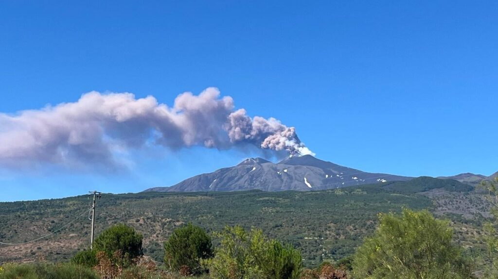 Emissioni di cenere dall'Etna, chiuso lo spazio aereo su Catania fino a stasera