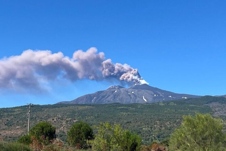 Emissioni di cenere dall'Etna, chiuso lo spazio aereo su Catania fino a stasera