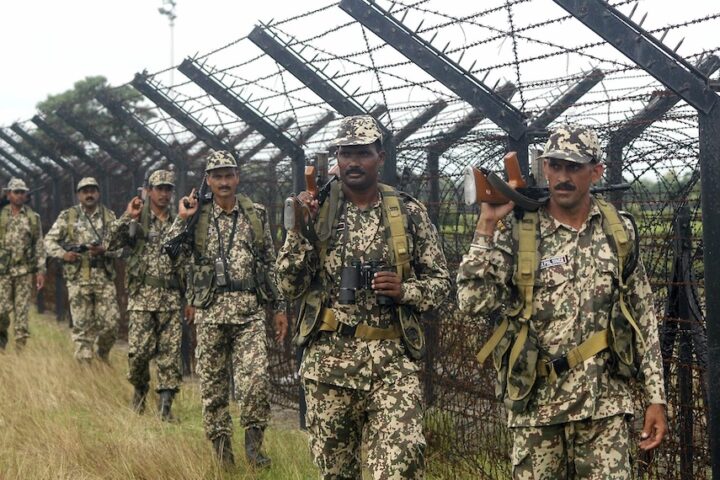 Espulsioni notturne di migranti indiani verso il Bangladesh creano tensioni politiche tra i due paesi