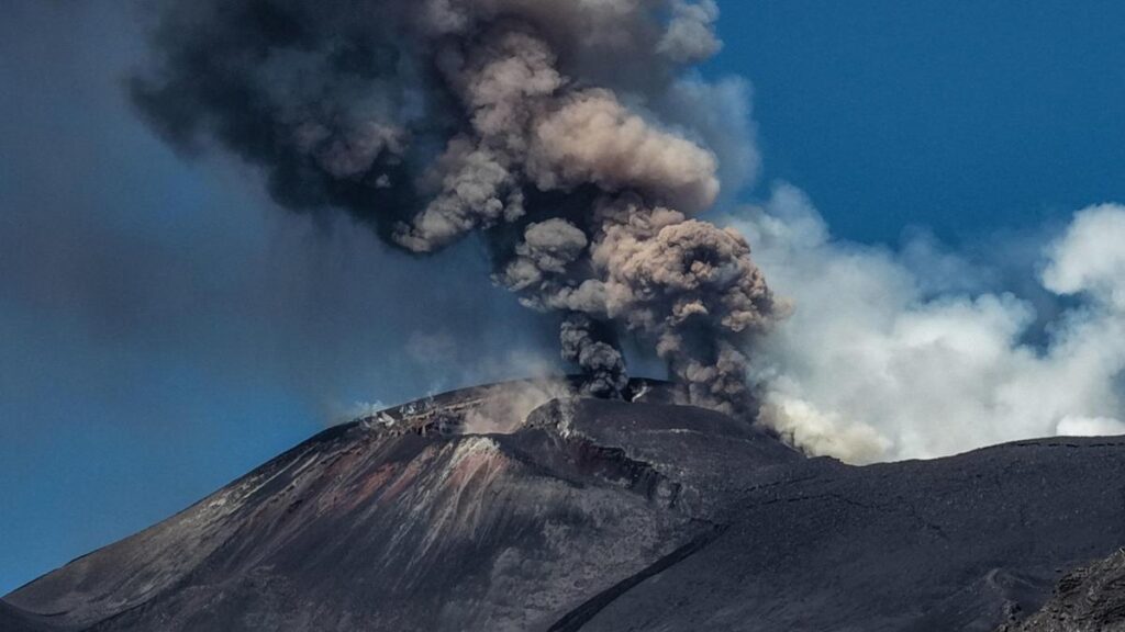 Etna in eruzione, l'aeroporto di Catania prosegue con l'interruzione dei voli