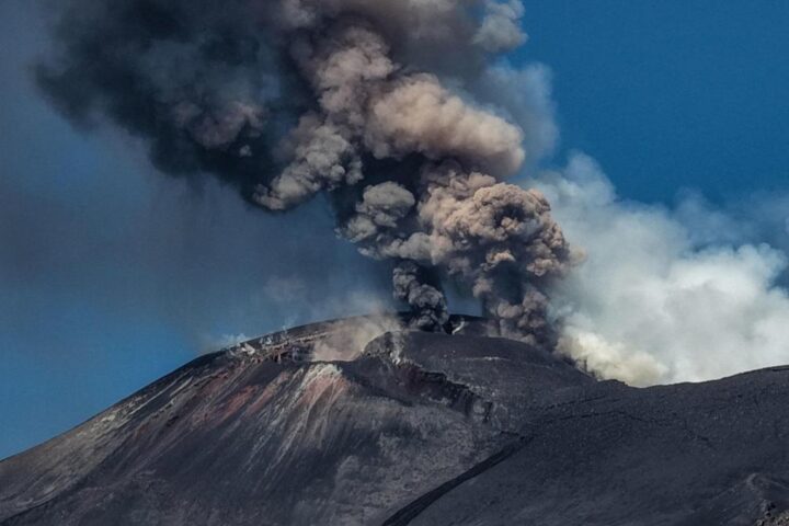 Etna in eruzione, l'aeroporto di Catania prosegue con l'interruzione dei voli