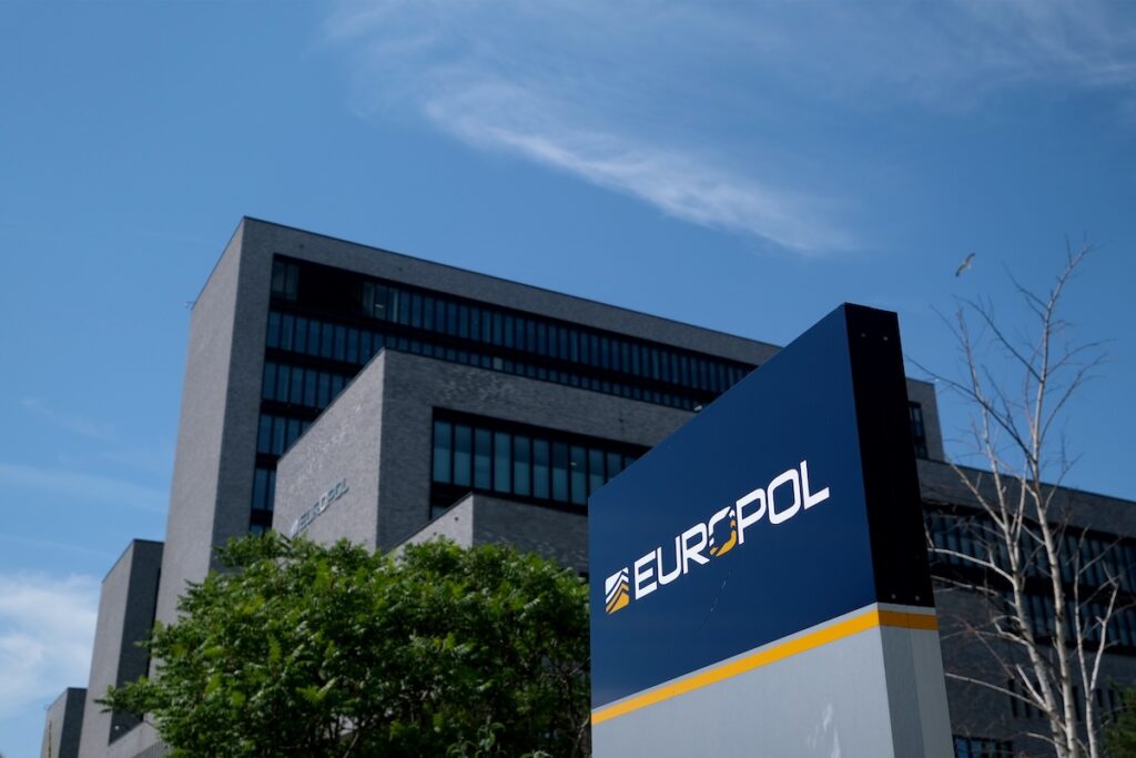 Europol scopre rete di uomini che pianificavano violenze sessuali sulle mogli dopo averle drogate