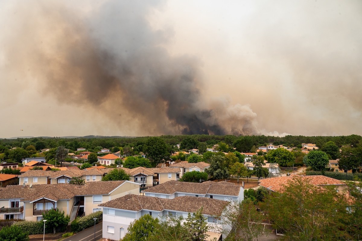 Evacuazione della penisola di Lège-Cap-Ferret in Francia a causa di incendio vicino a Bordeaux