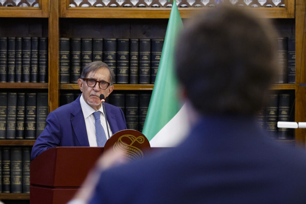 Forza Italia rinvia la legge elettorale a settembre, tensioni persistono su intercettazioni