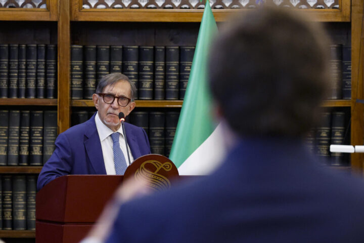 Forza Italia rinvia la legge elettorale a settembre, tensioni persistono su intercettazioni