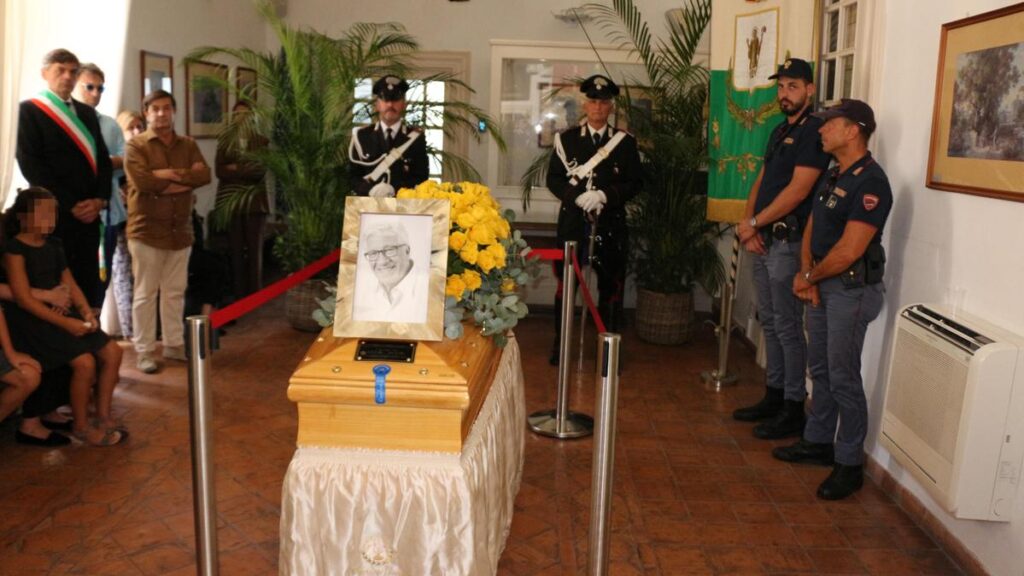 Funerali di Peppino di Capri trasmessi in diretta tv: omaggio all’artista nella sua isola natale