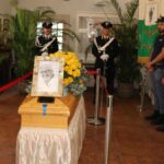 Funerali di Peppino di Capri trasmessi in diretta tv: omaggio all’artista nella sua isola natale