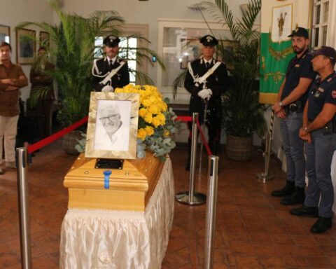 Funerali di Peppino di Capri trasmessi in diretta tv: omaggio all’artista nella sua isola natale