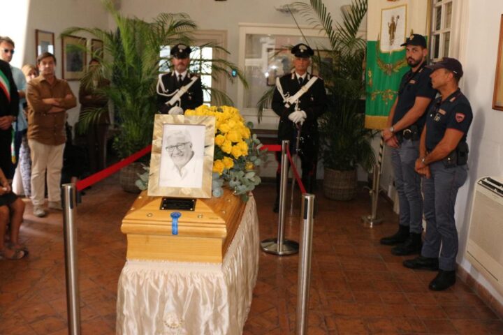 Funerali di Peppino di Capri trasmessi in diretta tv: omaggio all’artista nella sua isola natale