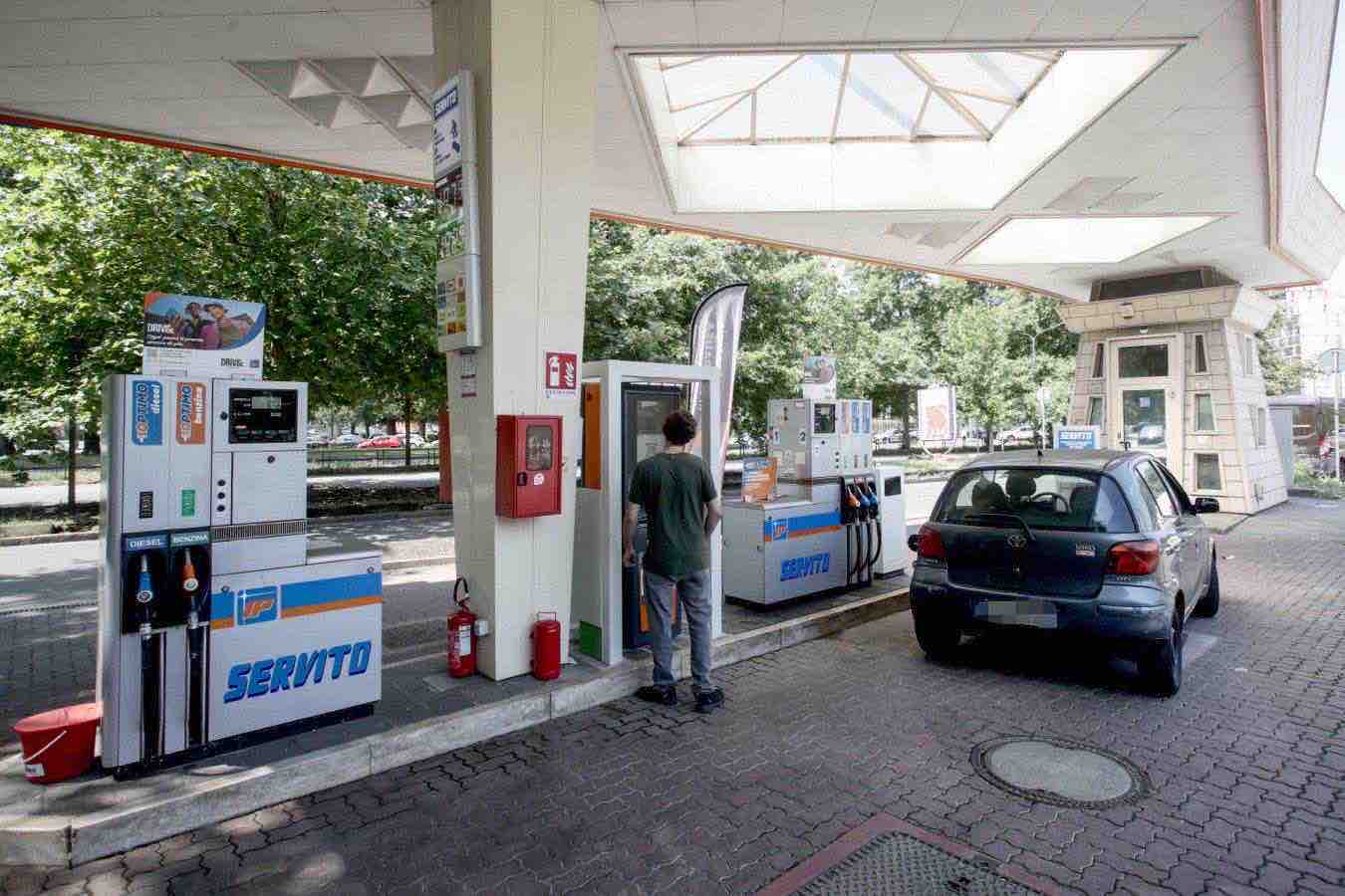 Gasolio sotto due euro e aumento delle sigarette: il decreto carburanti incontra le critiche di Salvini e del Pd