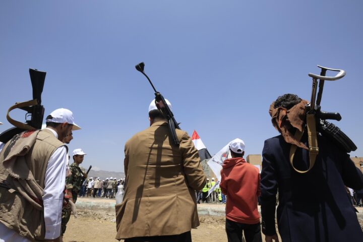 Gli Houthi annunciano attacco a due petroliere saudite nel mar Rosso dopo embargo marittimo