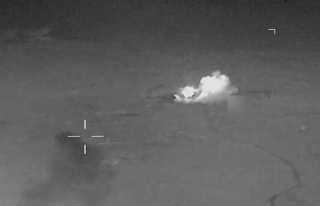 Gli Stati Uniti bombardano l'Iran in risposta agli attacchi contro petroliere nello stretto di Hormuz
