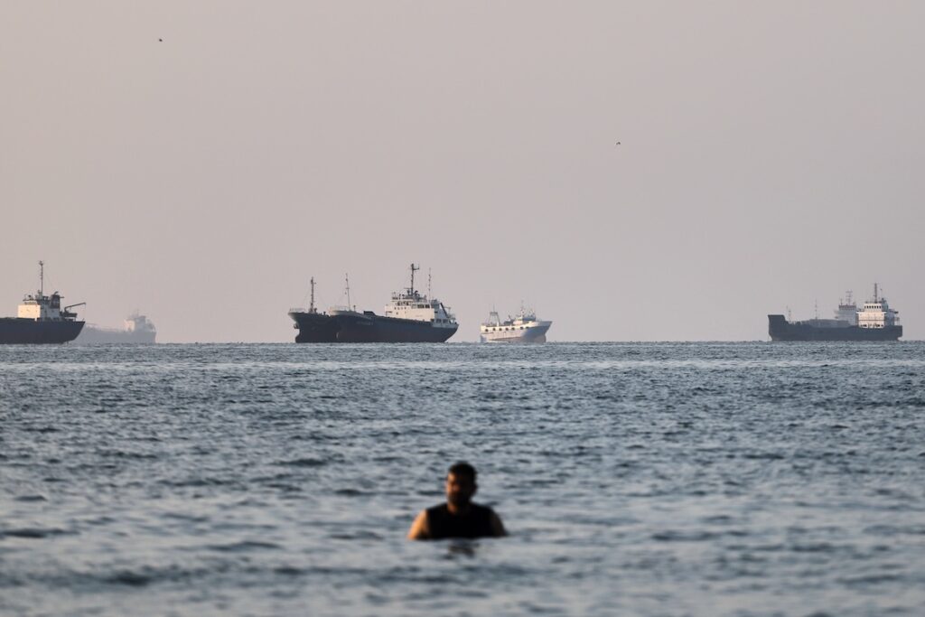 Gli Stati Uniti bombardano nuovamente l'Iran dopo attacco a una nave nello Stretto di Hormuz