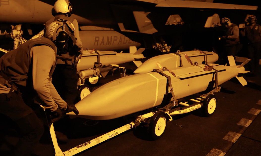 Gli Stati Uniti intensificano gli attacchi contro l'Iran, che risponde colpendo i partner americani nel Golfo