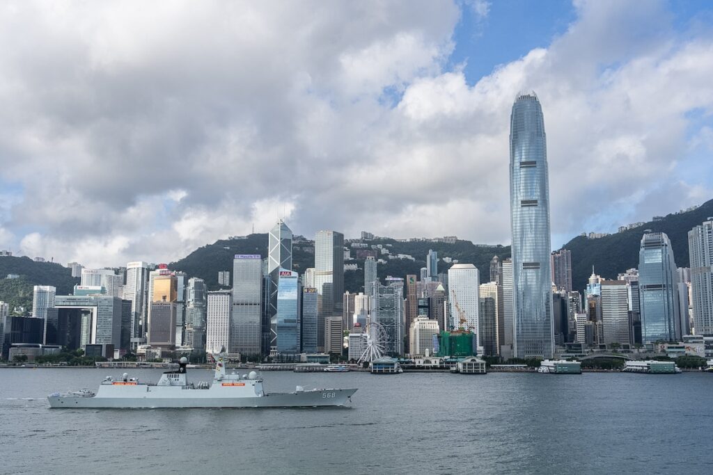 Gli Stati Uniti riattivano i privilegi commerciali per Hong Kong a quattro anni dalla sospensione di Trump