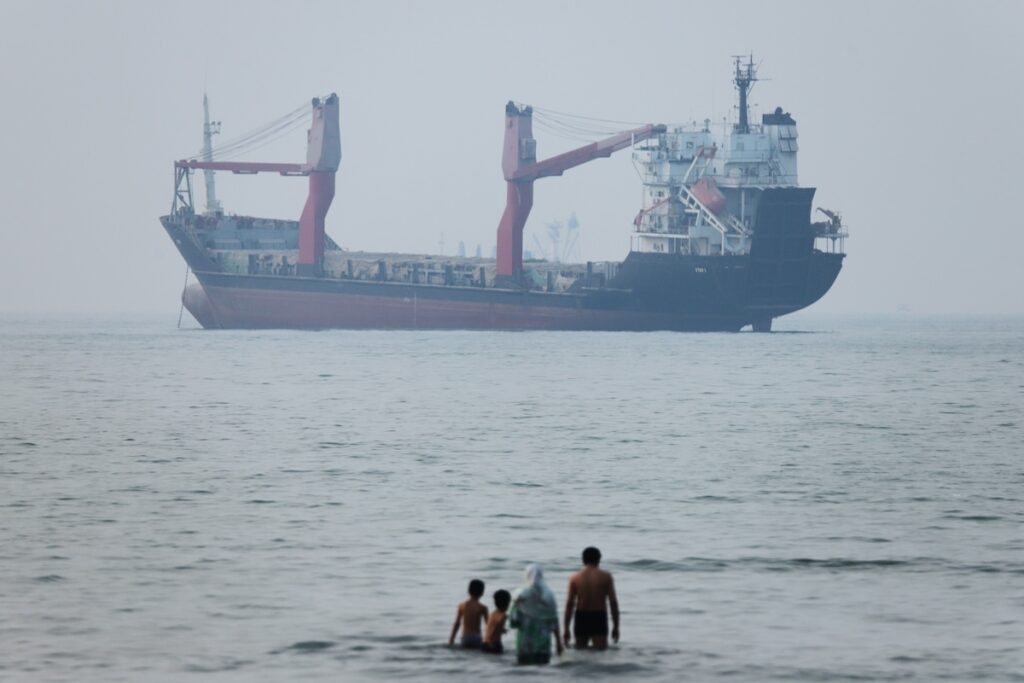 Gli Stati Uniti riattivano il blocco nello stretto di Hormuz mentre intensificano gli attacchi contro l'Iran