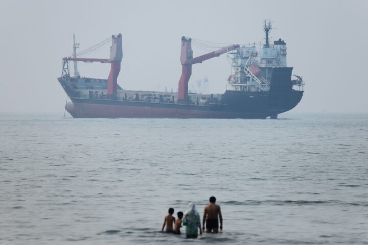 Gli Stati Uniti riattivano il blocco nello stretto di Hormuz mentre intensificano gli attacchi contro l'Iran