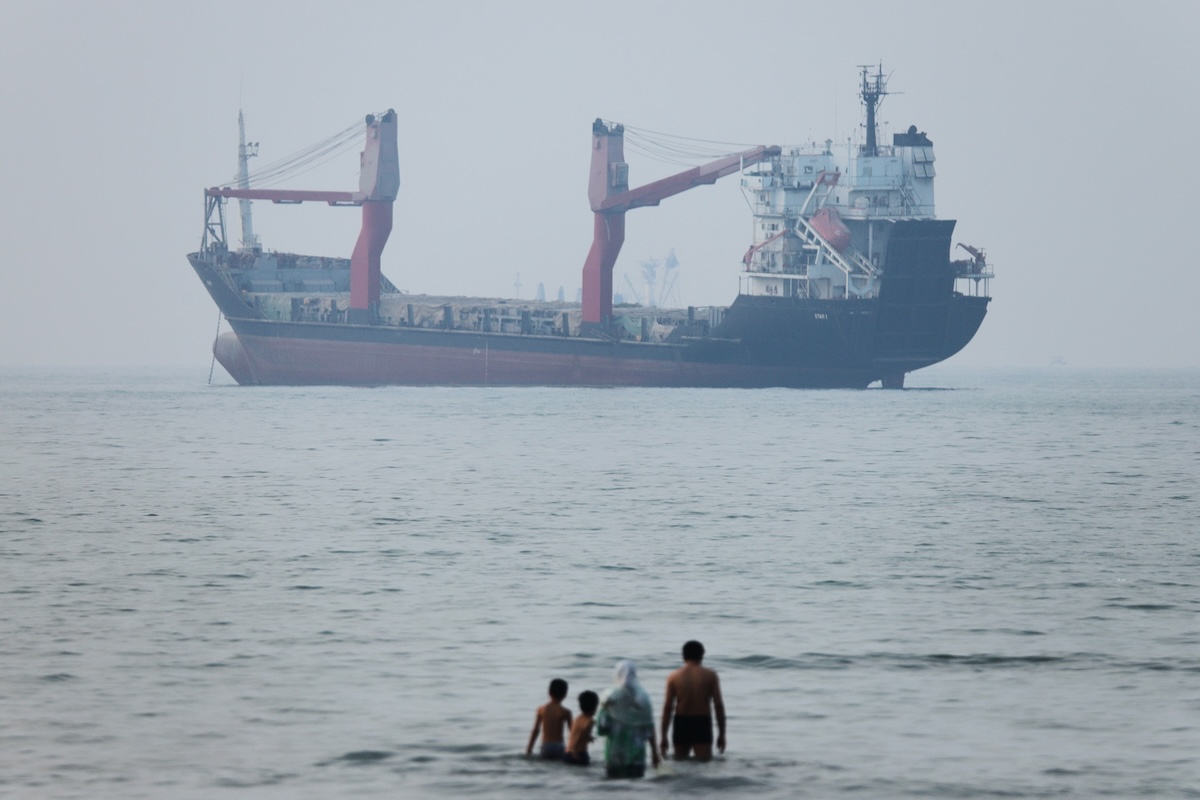 Gli Stati Uniti riattivano il blocco nello stretto di Hormuz mentre intensificano gli attacchi contro l'Iran