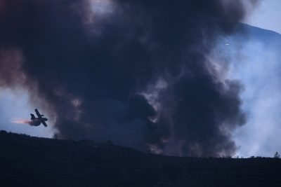 Grandi incendi in corso nel sud della Francia: 16 feriti e oltre 10mila evacuati