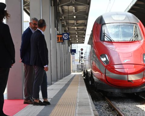 Guasto al Frecciarossa: oltre 330 passeggeri bloccati in campagna nel Senese