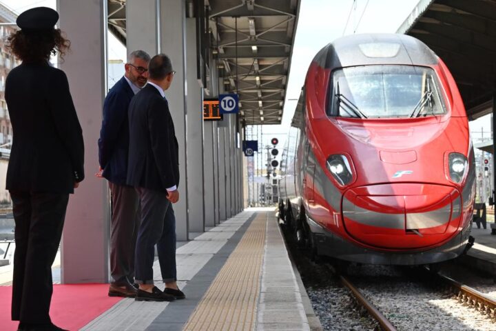 Guasto al Frecciarossa: oltre 330 passeggeri bloccati in campagna nel Senese
