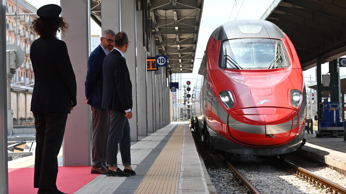 Guasto al Frecciarossa: oltre 330 passeggeri bloccati in campagna nel Senese