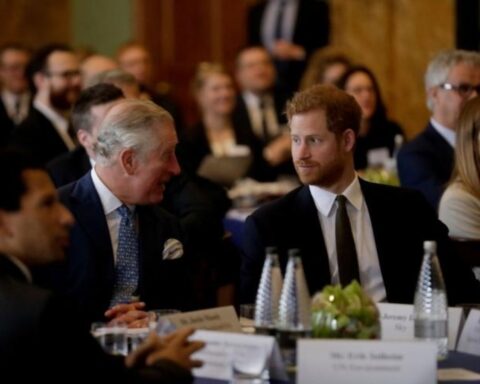 Harry e Carlo, guerra di comunicati su invito a Buckingham Palace: chi dice il vero?