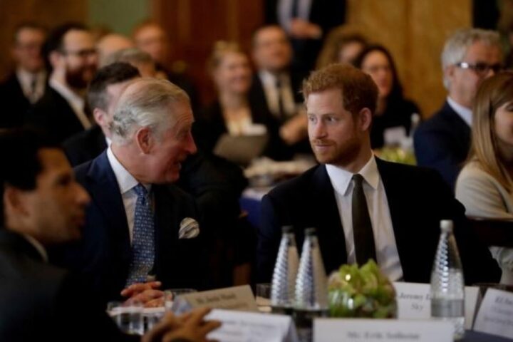 Harry e Carlo, guerra di comunicati su invito a Buckingham Palace: chi dice il vero?