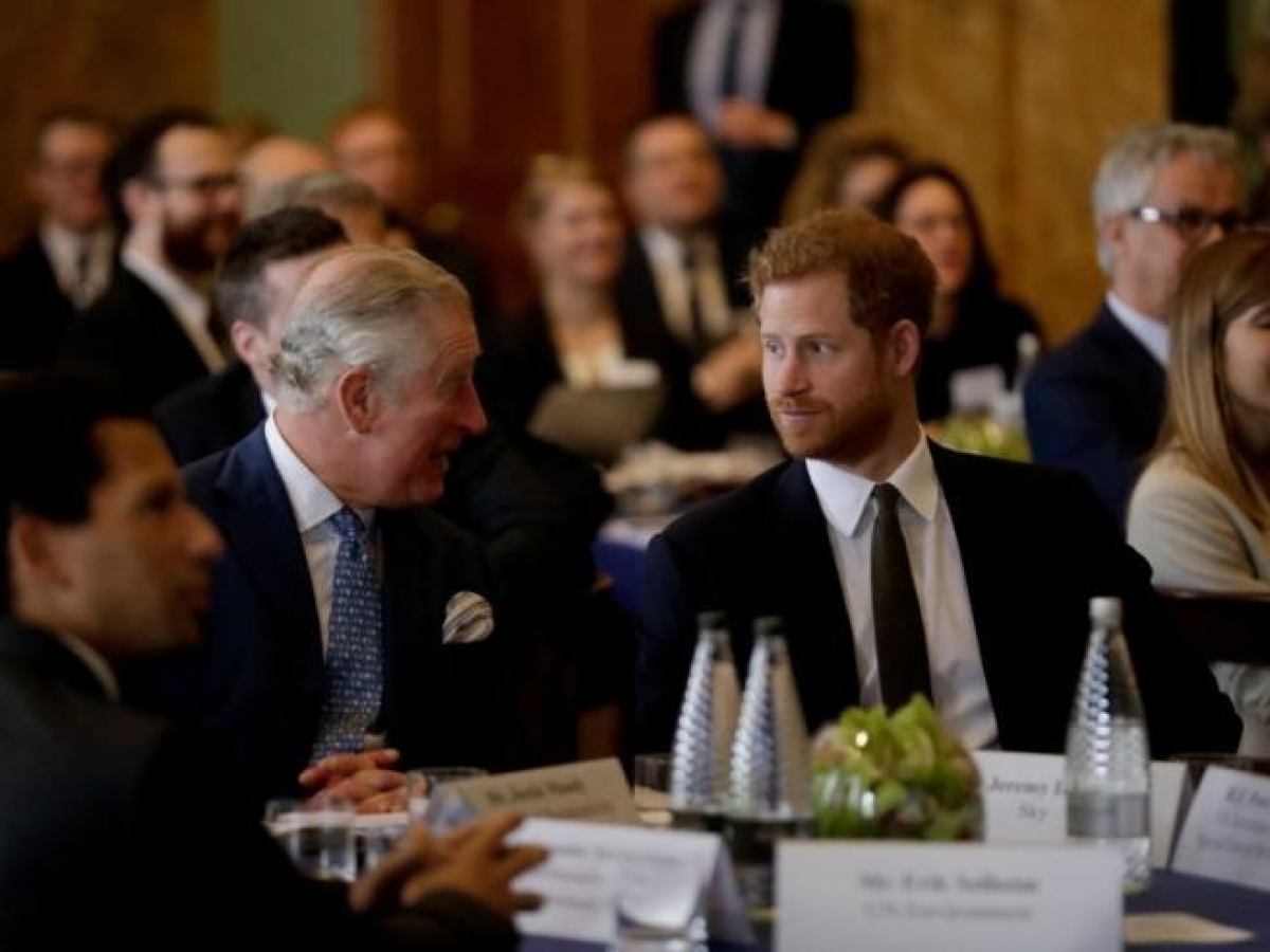Harry e Carlo, guerra di comunicati su invito a Buckingham Palace: chi dice il vero?