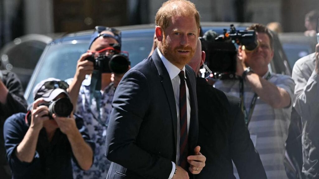 Harry perde la causa contro il Daily Mail: inizio difficile della visita nel Regno Unito
