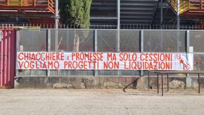 I tifosi del Perugia chiedono chiarezza sulla gestione del club e progetti, non liquidazioni