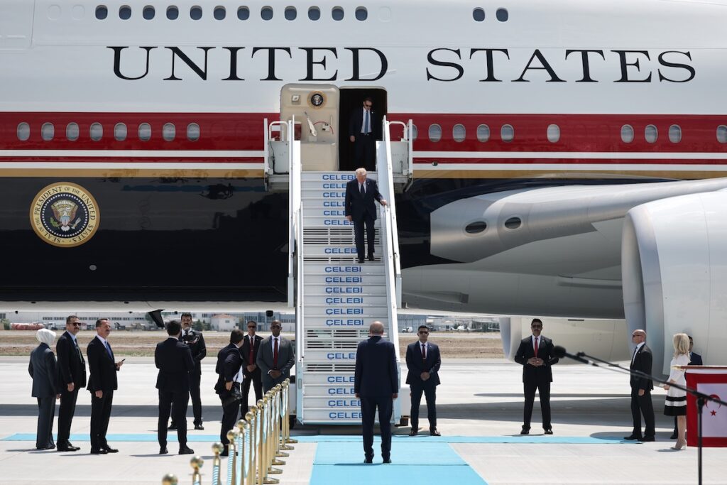 Il cambio dell'aereo di Trump per minaccia iraniana: dettagli emersi dopo il vertice NATO
