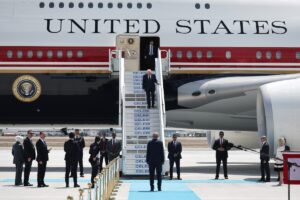 Il cambio dell'aereo di Trump per minaccia iraniana: dettagli emersi dopo il vertice NATO