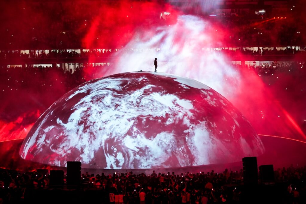 Il concerto di Kanye West a Tirana finanziato dal governo albanese suscita polemiche e proteste