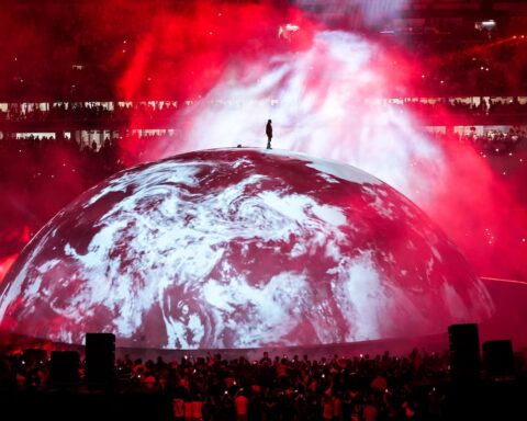 Il concerto di Kanye West a Tirana finanziato dal governo albanese suscita polemiche e proteste