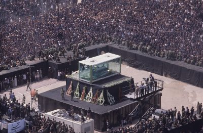 Il funerale di Ali Khamenei in Iran: aspettative di 20 milioni di partecipanti e caotica processione