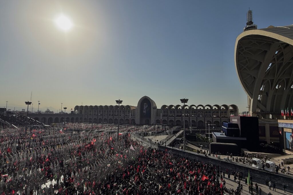 Il funerale di Khamenei: afflusso di partecipanti a Teheran, regime stima fino a 15 milioni