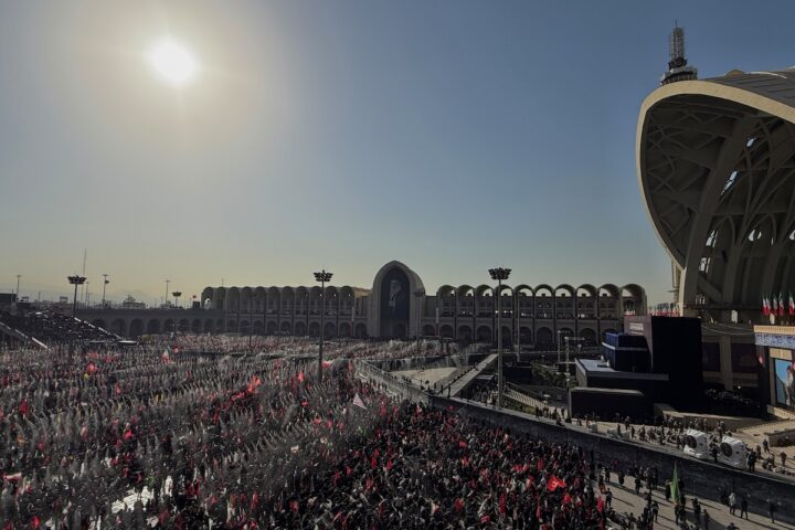 Il funerale di Khamenei: afflusso di partecipanti a Teheran, regime stima fino a 15 milioni