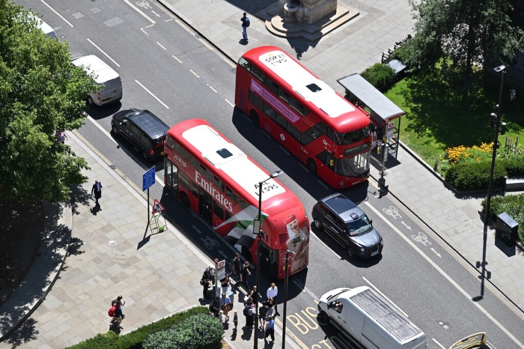 Il governo britannico stabilisce un limite di 2 sterline per i biglietti dei bus in Inghilterra