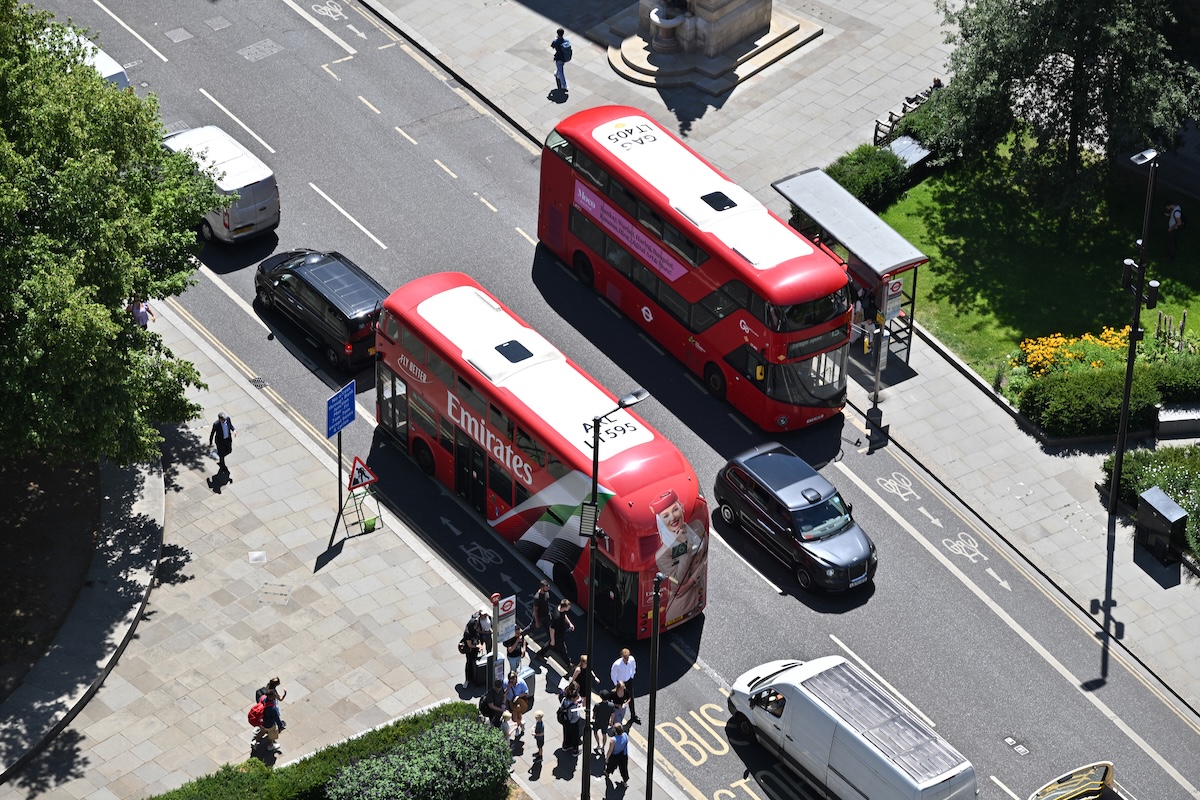 Il governo britannico stabilisce un limite di 2 sterline per i biglietti dei bus in Inghilterra