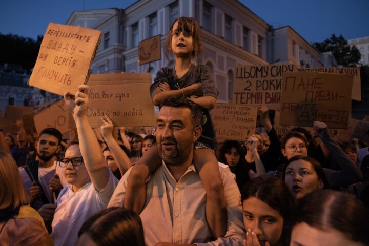 Il licenziamento del capo delle forze armate ucraine Oleksandr Syrsky dopo le manifestazioni a Kiev e altre città