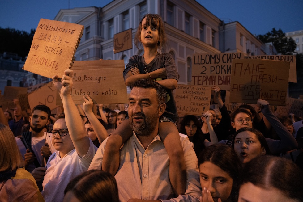 Il licenziamento del capo delle forze armate ucraine Oleksandr Syrsky dopo le manifestazioni a Kiev e altre città