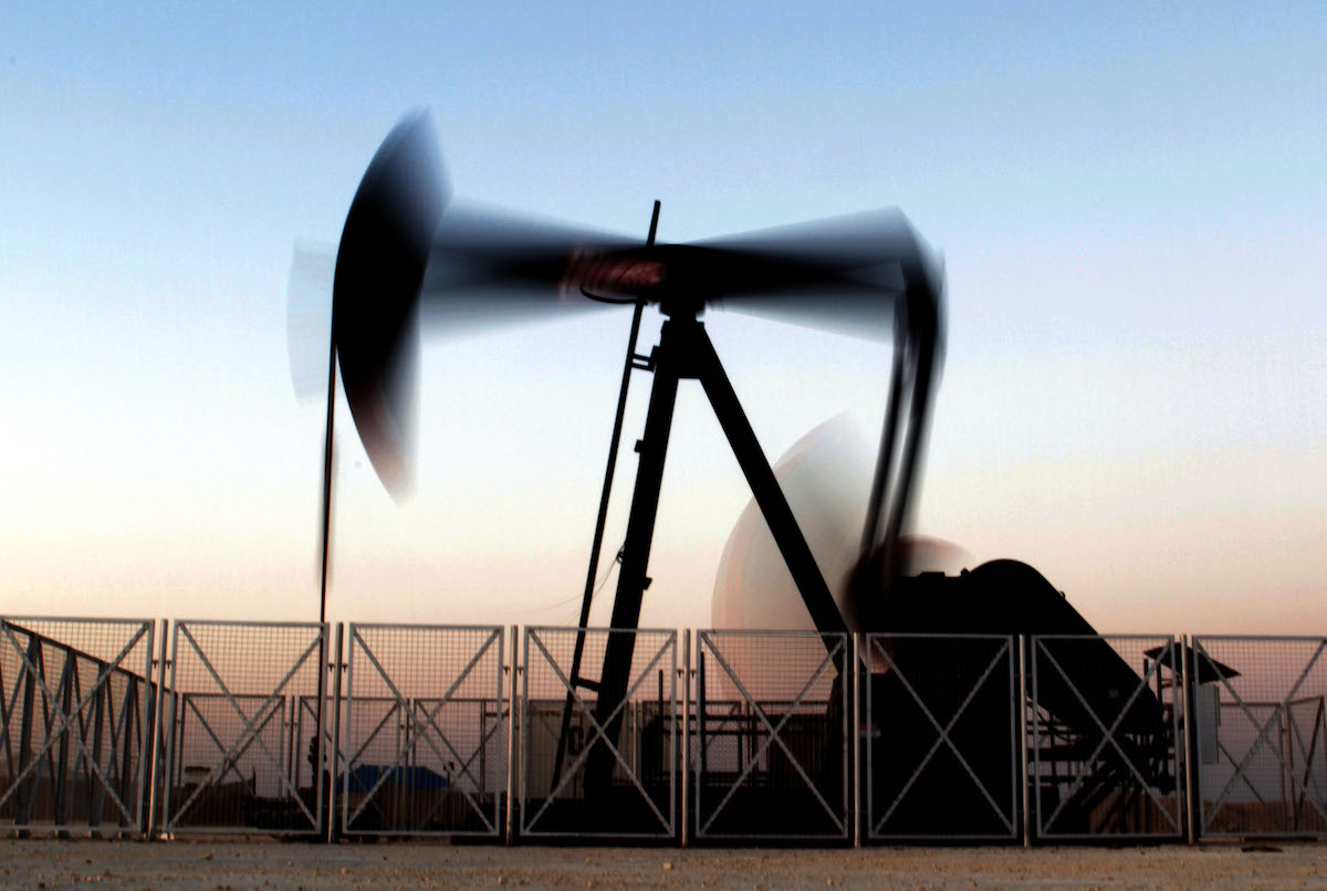 Il mercato del petrolio registra un eccesso di offerta, i prezzi tornano ai livelli pre-guerra