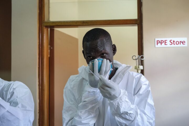 Il ministro della Salute ugandese annuncia la fine dell'epidemia di ebola nel paese