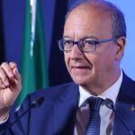 Il ministro Valditara: "Identità e integrazione, il burqa in classe non è accettabile"