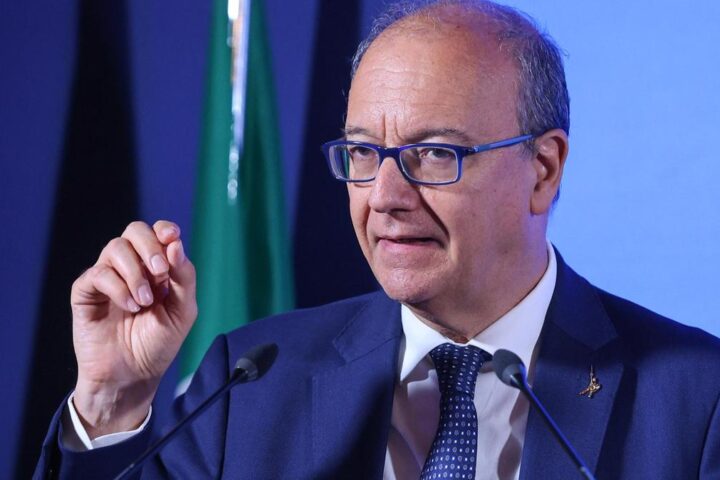 Il ministro Valditara: "Identità e integrazione, il burqa in classe non è accettabile"