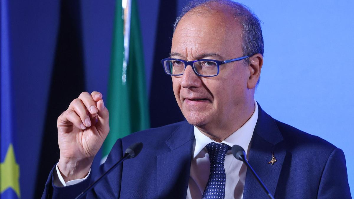 Il ministro Valditara: "Identità e integrazione, il burqa in classe non è accettabile"