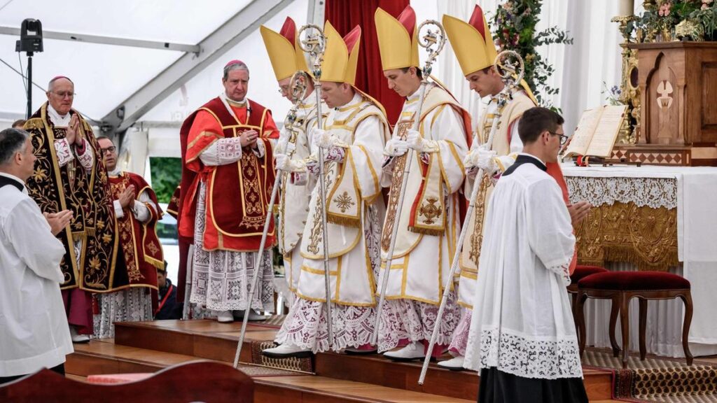 Il nuovo scisma dei lefebvriani divide la Chiesa: quattro vescovi consacrati senza mandato papale a Econe