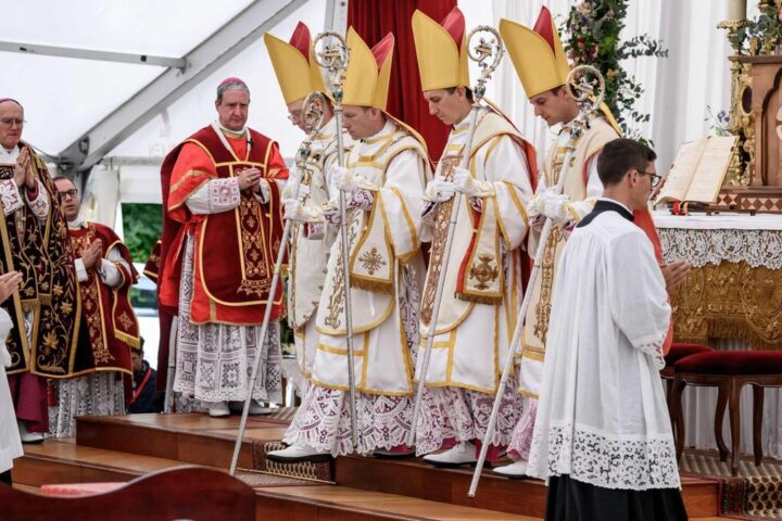 Il nuovo scisma dei lefebvriani divide la Chiesa: quattro vescovi consacrati senza mandato papale a Econe