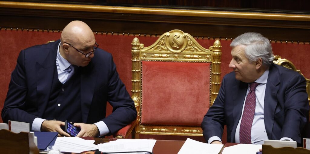 Il pasticcio di Tajani in Parlamento: il fondo Safe per l'acquisto di armi, ma la decisione non è presa